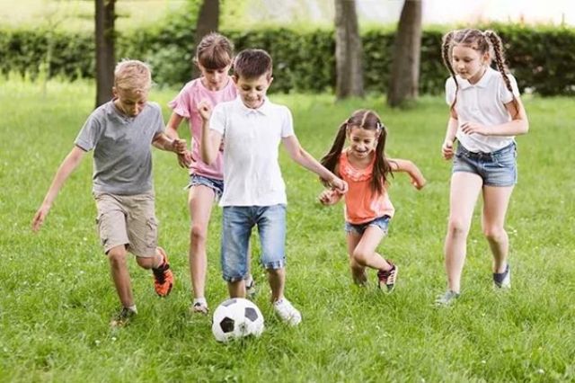 Cho trẻ tham gia hoạt động thể thao và thể chất